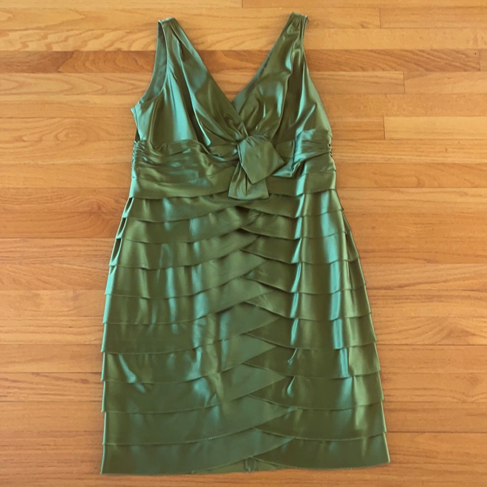 Sleeveless cocktail dress with a beautiful sheen.